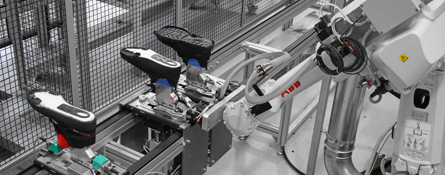 Robot di presa e movimentazione della scarpa su linea di produzione automatica